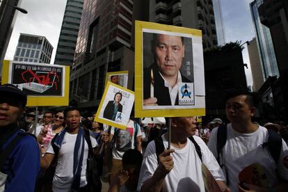 La marcha, de unos cuatro kilómetros de recorrido por las principales calles de Hong Kong, se produce en un tenso momento de relaciones entre China y la región autónoma, donde amplios sectores piden la celebración del sufragio universal para los próximos comicios de 2017, tal y como el Ejecutivo chino prometió en el retorno de la excolonia, en 1997.