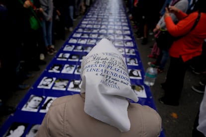 Una integrante de Madres de Plaza de Mayo frente a fotografías de víctimas de la dictadura argentina, en marzo de 2022 en Buenos Aires.