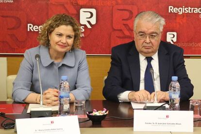 El presidente del Tribunal Constitucional, Juan José González Rivas, posa con la decana del Colegio de Registradores, María Emilia Adán, en un acto reciente.