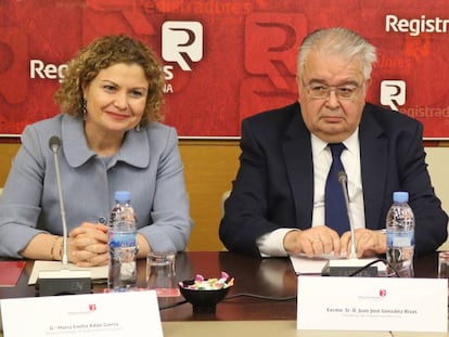 El presidente del Tribunal Constitucional, Juan José González Rivas, posa con la decana del Colegio de Registradores, María Emilia Adán, en un acto reciente.