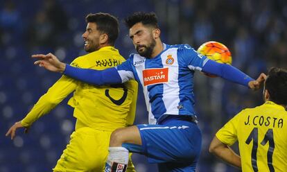 Musacchio disputa con &Aacute;lvaro un bal&oacute;n a&eacute;reo.