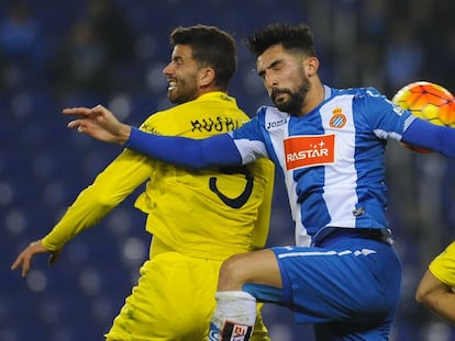 Musacchio disputa con &Aacute;lvaro un bal&oacute;n a&eacute;reo.