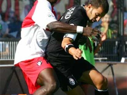 Del Piero intenta llevarse el balón ante Barusso, del Rímini.