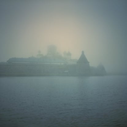 Vista del monasterio Solovetsky desde el lago Svyatoe. Fue la mayor ciudadela de la cristiandad en el norte de Rusia antes de ser convertido en un campo de concentración soviético.