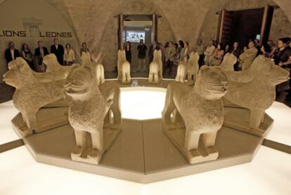 Los leones recién restaurados, en la exposición del Palacio de Carlos V de la Alhambra.