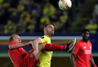 Lucas (i) del Liverpool intenta golpear el balón ante la mirada del Roberto Soldado del Villarreal.
