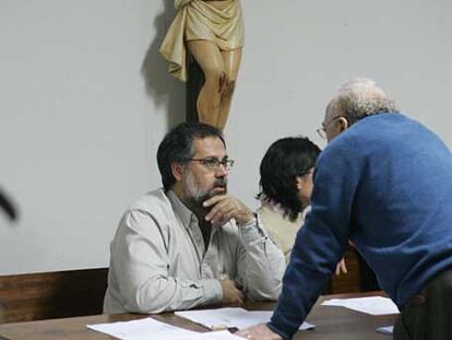 El sacerdote Javier Baeza, momentos antes de la asamblea.