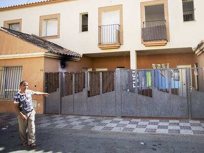 Un vecino de Villamanrique (Sevilla) se&ntilde;ala la vivienda donde fueron hallados los ni&ntilde;os encerrados.