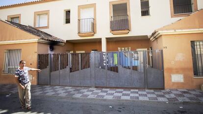 Un vecino de Villamanrique (Sevilla) señala la vivienda donde fueron hallados los niños encerrados.