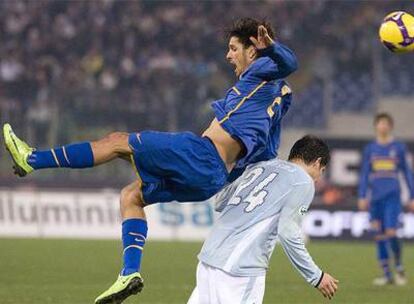 Amauri, de la Juventus, salta sobre Ledesma, del Lazio, en una acción del partido.