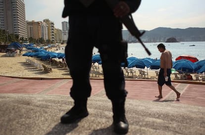 Un polic&iacute;a federal mexicano monta guardia cerca de una playa de Acapulco.