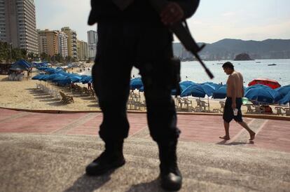 Un policía federal mexicano monta guardia cerca de una playa de Acapulco.