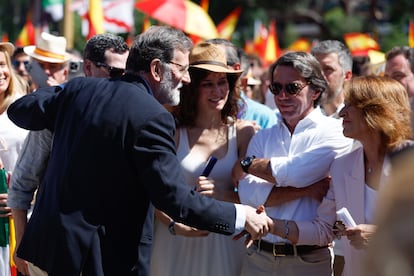 El expresidente del Gobierno Mariano Rajoy (en el centro) saluda a la exalcaldesa de Madrid Ana Botella (a la derecha), junto a al expresidente del Gobierno José María Aznar y la presidenta de la Comunidad de Madrid, Isabel Díaz Ayuso.