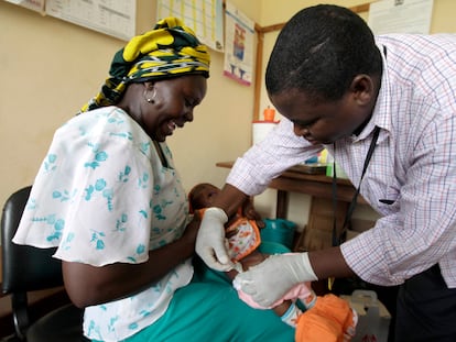 Iren Salama sostiene a su bebé Pendo mientras recibe una inyección como parte de un ensayo de vacuna contra la malaria en una clínica en la ciudad costera de Kilifi en Kenia, el 23 de noviembre de 2010.