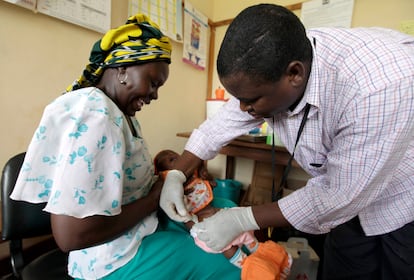 Iren Salama sostiene a su bebé Pendo mientras recibe una inyección como parte de un ensayo de vacuna contra la malaria en una clínica en la ciudad costera de Kilifi en Kenia, el 23 de noviembre de 2010.