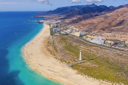 Vista playera del faro de Morro Jable, en la isla de Fuerteventura.