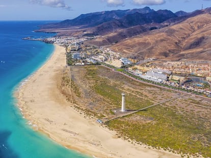 Vista playera del faro de Morro Jable, en la isla de Fuerteventura.