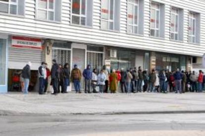 Cola de desempleados ante una oficina del INEM en Madrid. EFE/Archivo