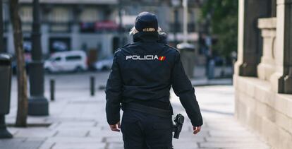 Una funcionaria del cuerpo de la Policía Nacional.