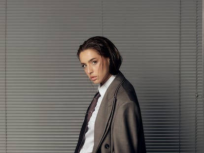Lola Índigo viste traje, camisa y corbata de Armani, cinturón de Stella McCartney y clip de Cartier.