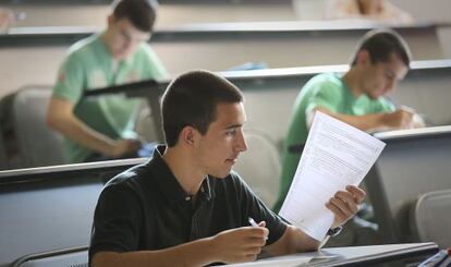 Alumnos repitiendo el examen de Matem&aacute;ticas en el campus Norte de la Universidad Polit&eacute;cnica de Catalu&ntilde;a.