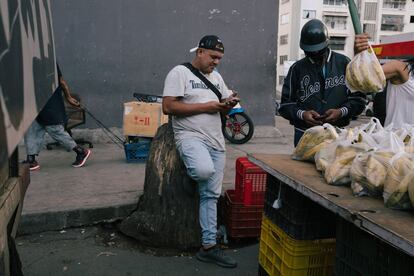 El vendedor de frutas Jonathan Ramírez, 27, se recuesta de un árbol talado en la avenida Andrés Bello de Caracas.