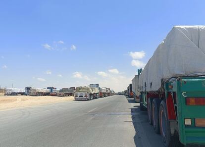 Docenas de camiones con ayuda humanitaria esperan en el cruce fronterizo de Rafah entre Egipto y Gaza, este martes.