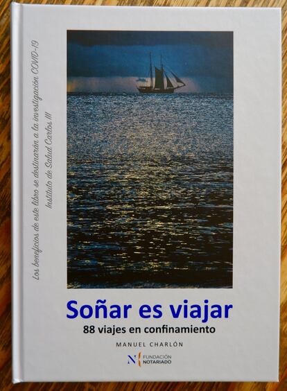 El fotógrafo Manuel Charlón reunió durante el confinamiento el testimonio de 88 periodistas de viajes que desde sus casas demuestran que las ganas de viajar nunca se pueden retener entre cuatro paredes. 'Soñar es viajar' (Fundación Notariado, 35 euros) comienza mandando a cada uno de ellos una foto en blanco y negro que es un guiño a su forma de ser, una foto que habla de cómo es el redactor para el fotógrafo. Lo recaudado se destinará al Instituto Carlos III para la investigación.