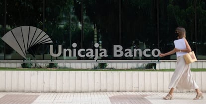 Fachada del edificio de Unicaja en Málaga, en una fotografía de archivo.