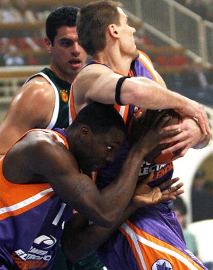 Pietrus defiende el balón