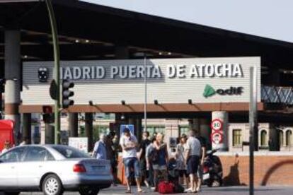 Un grupo de turistas esperan en la entrada de la estación de tren de Atocha Renfe de Madrid. EFE/Archivo