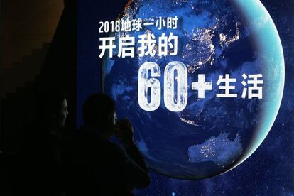 Pantalla que muestra el lema de la Hora del Planeta con los 60+ refiriéndose a los 60 minutos que dura el evento, en Pekín (China), el 24 de marzo de 2018.