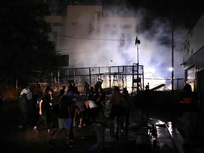 Un grupo de manifestantes tiraba ladrillos contra la embajada de Estados Unidos en Beirut (Líbano) la noche del martes, durante las protestas por la matanza de civiles en un hospital de Gaza.