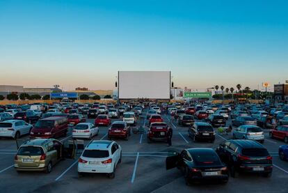 La zona de estacionamiento de Cinemacar Alicante.