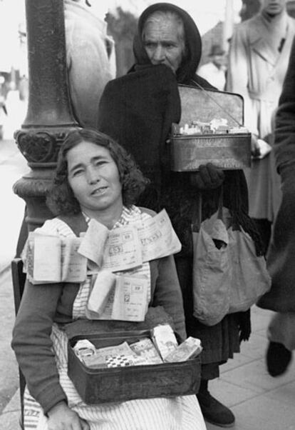 Madrid, diciembre de 1948. Vendedoras de lotería y cigarrillos.