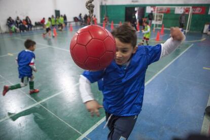 Un niño aprende a cabecear en el entrenamiento del Club Parque.