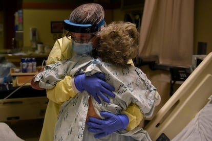 Una enfermera ayuda a una enferma de covid en un hospital de Kansas, el pasado noviembre.