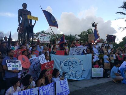 Participantes en una concentración en Guam a favor de la paz.