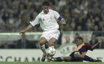 Quinta jornada de fase de grupos de la Liga de Campeones. Figo marcó para el Madrid y Totti para la Roma. En la imagen, Raúl intenta sortear la entrada de Zebina.