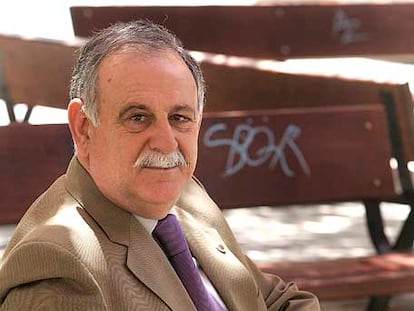 Juan Carlos Rodríguez Búrdalo, el pasado viernes, sentado en un banco de un bulevar del distrito de Moncloa (Madrid).
Rodríguez Búrdalo, con uniforme de general.