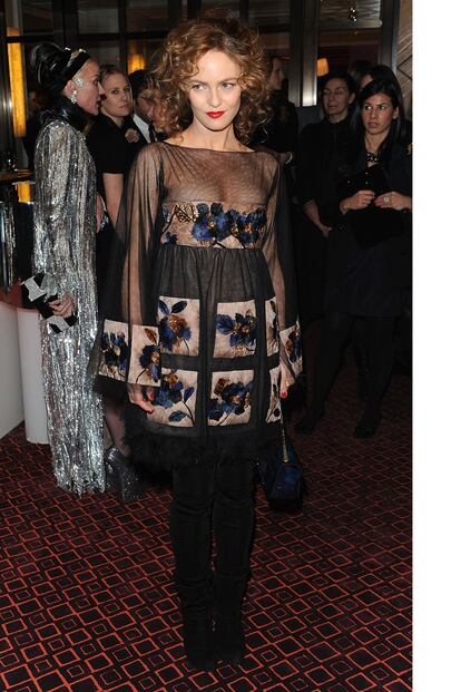 Paradis acudió con un vestido semi transparente de aires orientales a la cena que se dió en su honor en 2010 por ser embajadora de Rouge Coco, el lápiz de labios de Chanel.