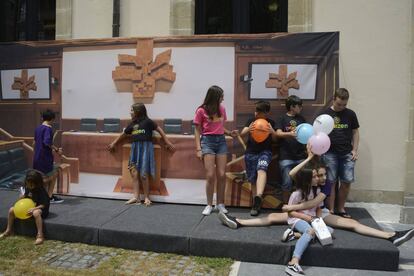 Integrantes de la asociación de familias de menores transexuales Naizen en el Parlamento Vasco, en 2018.