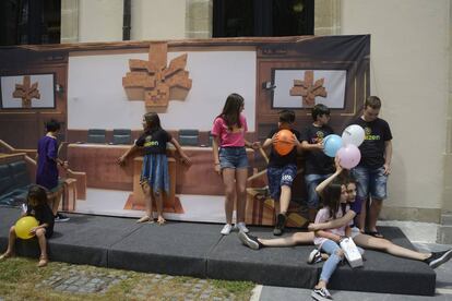 Integrantes de la asociación de familias de menores transexuales Naizen en el Parlamento Vasco, en 2018. 