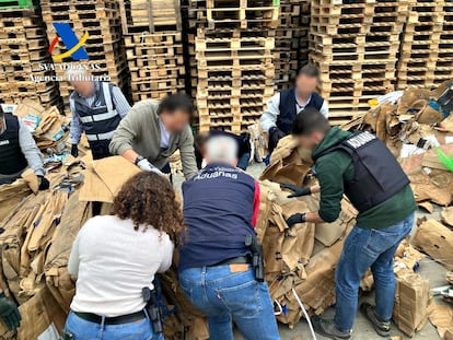 Los funcionarios de Vigilancia Aduanera destripan las balas de cartón marcadas para encontrar la cocaína oculta.