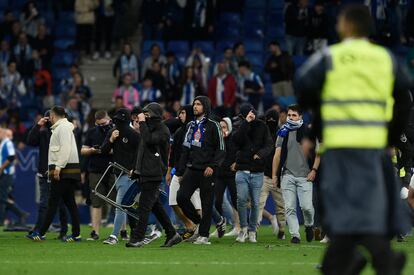 Algunos aficionados del Espanyol invaden el campo para impedir que los jugadores del Barça celebrasen el título de Liga sobre el césped del RCDE Stadium.