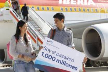 El colombiano Alonso Fernández Ortiz, de 30 años, llegó hoy a Madrid en un vuelo de Iberia "muy feliz" por convertirse en el pasajero 1.000 millones del aeropuerto de Barajas, una cifra que coincide con el 80 aniversario de la apertura al tráfico aéreo comercial del aeropuerto.