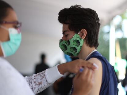 MEX7786. CIUDAD DE MÉXICO (MÉXICO), 31/07/2021.-Un joven recibe una vacuna contra la covid-19 durante una jornada de vacunación para personas de 18 a 29 años, el 27 de julio de 2021, en Ciudad de México (México). El Gobierno de la Ciudad de México anunció este sábado que la alta demanda de los jóvenes de entre 18 y 29 años ha agotado las vacunas contra la covid-19 que se disponían de Sputnik V, por lo que comenzaron a utilizarse dosis adicionales de AstraZeneca que estaban previstas para más adelante. EFE/ Sáshenka Gutiérrez
