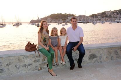 Los todavía príncipes de Asturias y sus hijas, las infantas Leonor y Sofía, en Palma de Mallorca en el verano de 2012. Desde entonces, ha sido ya una tradición el posado de los cuatro para los medios gráficos de la isla.