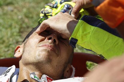 Rossi, dolorido tras sufrir la caída.