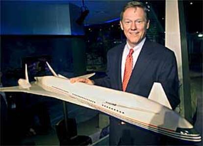 El director de la división comercial de Boeing, Alan Mulally, muestra la maqueta del Sonic Cruiser, ayer en París.